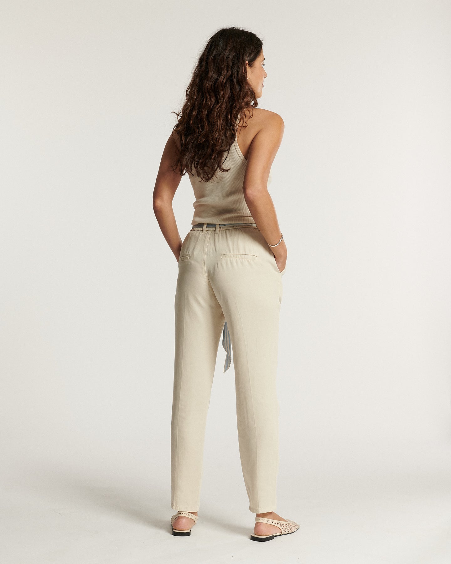 Jean droit femme en tissu Tencel couleur écume claire, coupe ajustée et confortable qui met en valeur toutes les morphologies, style estival élégant et léger.