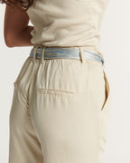 Pantalon femme léger en tissu fluide écru avec ceinture en denim bleu clair, coupe droite et confortable adaptée à toutes les morphologies.