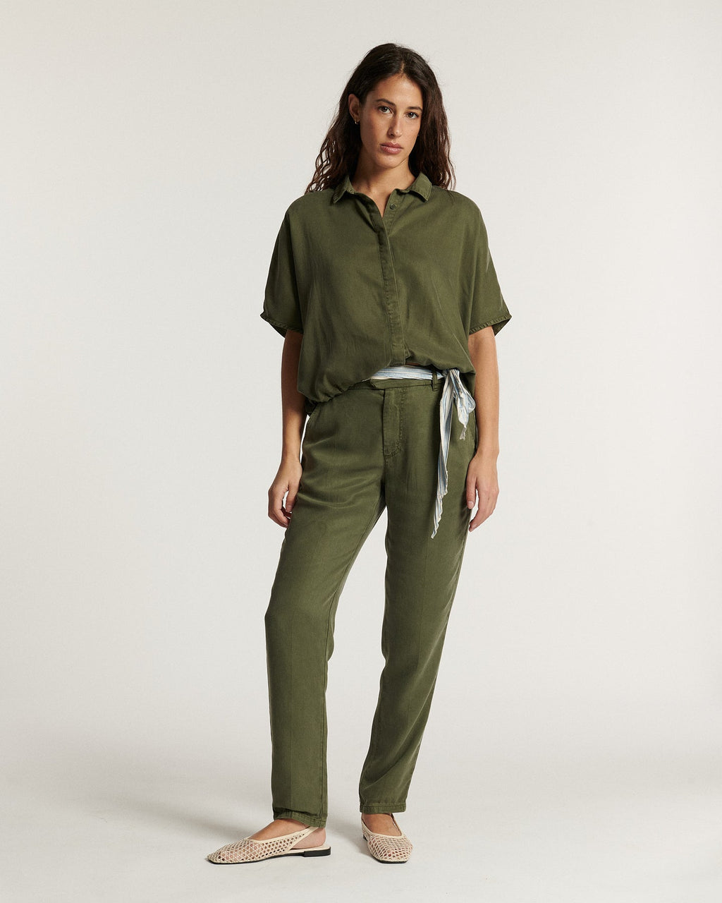Pantalon khaki en tissu Tencel fluide, coupe droite ajustée, offrant un confort léger et un style décontracté parfait pour l'été.