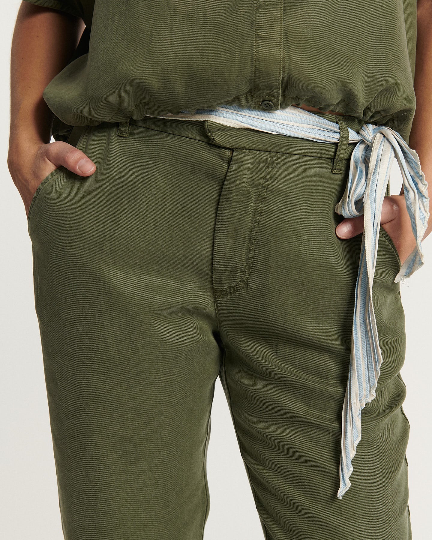 Pantalon femme en tissu tencel kaki, coupe droite ajustée avec ceinture nouée rayée, matière fluide et confortable adaptée à toutes les morphologies.