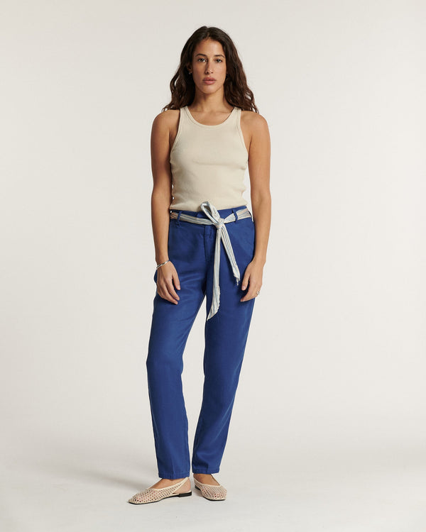 Navy blue tencel pants, straight and fitted cut, fluid and soft material, integrated belt tied at the waist for a feminine and comfortable style.
