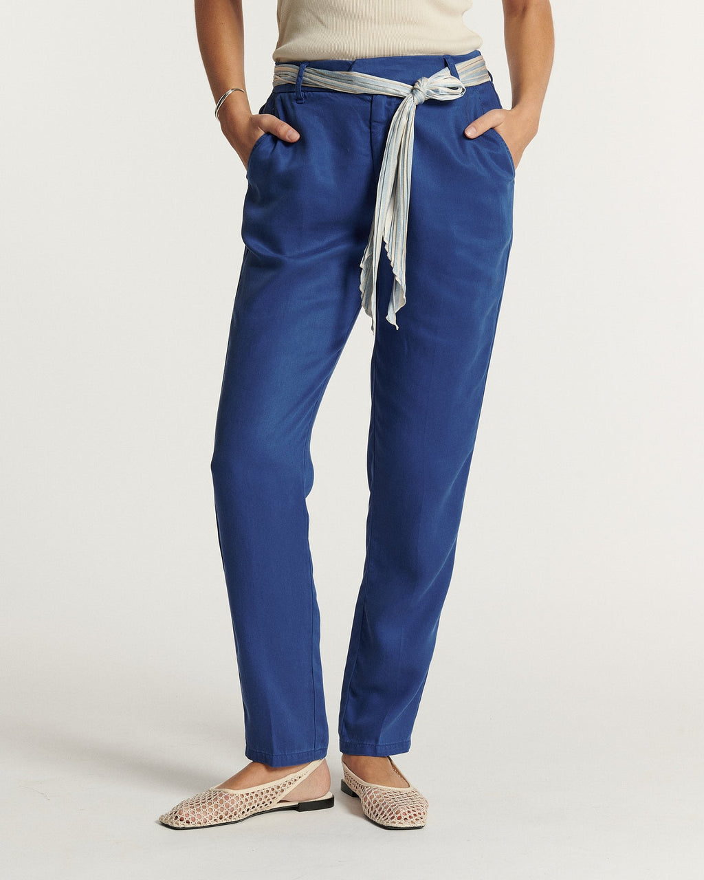 Pantalon en tissu Tencel bleu outremer, coupe droite ajustée, matière fluide et légère, ce jean élégant pour femme s'adapte à toutes les morphologies.
