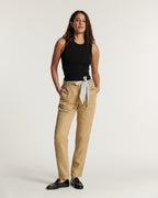 Pantalon en tissu Tencel couleur praline, coupe droite et confortable, adapté à toutes les morphologies avec une ceinture tissu nouée à la taille pour un style décontracté.