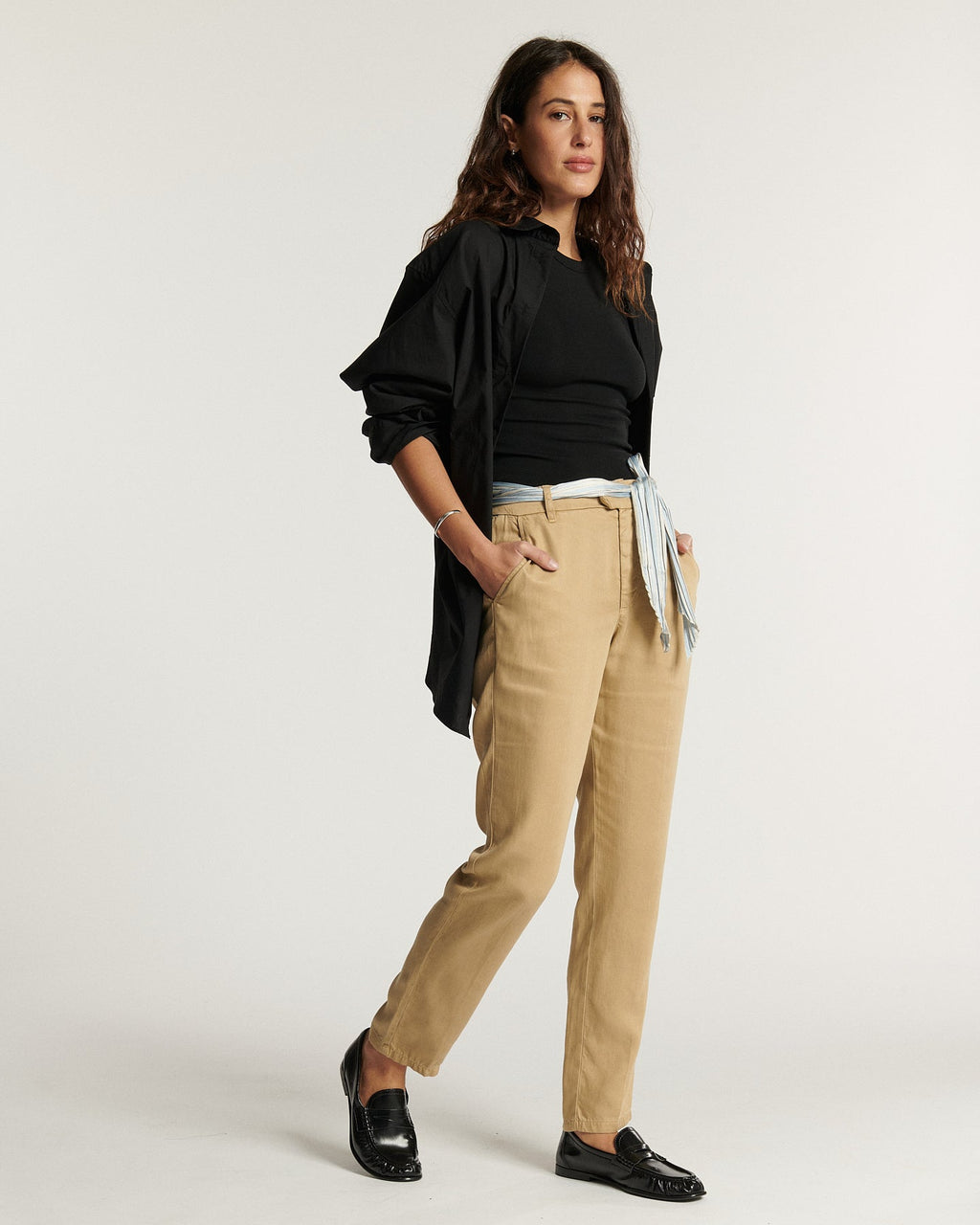 Pantalon en tissu Tencel couleur praline, coupe droite et ajustée, ceinturé à la taille pour un confort et une élégance naturelle adaptés à toutes les morphologies.