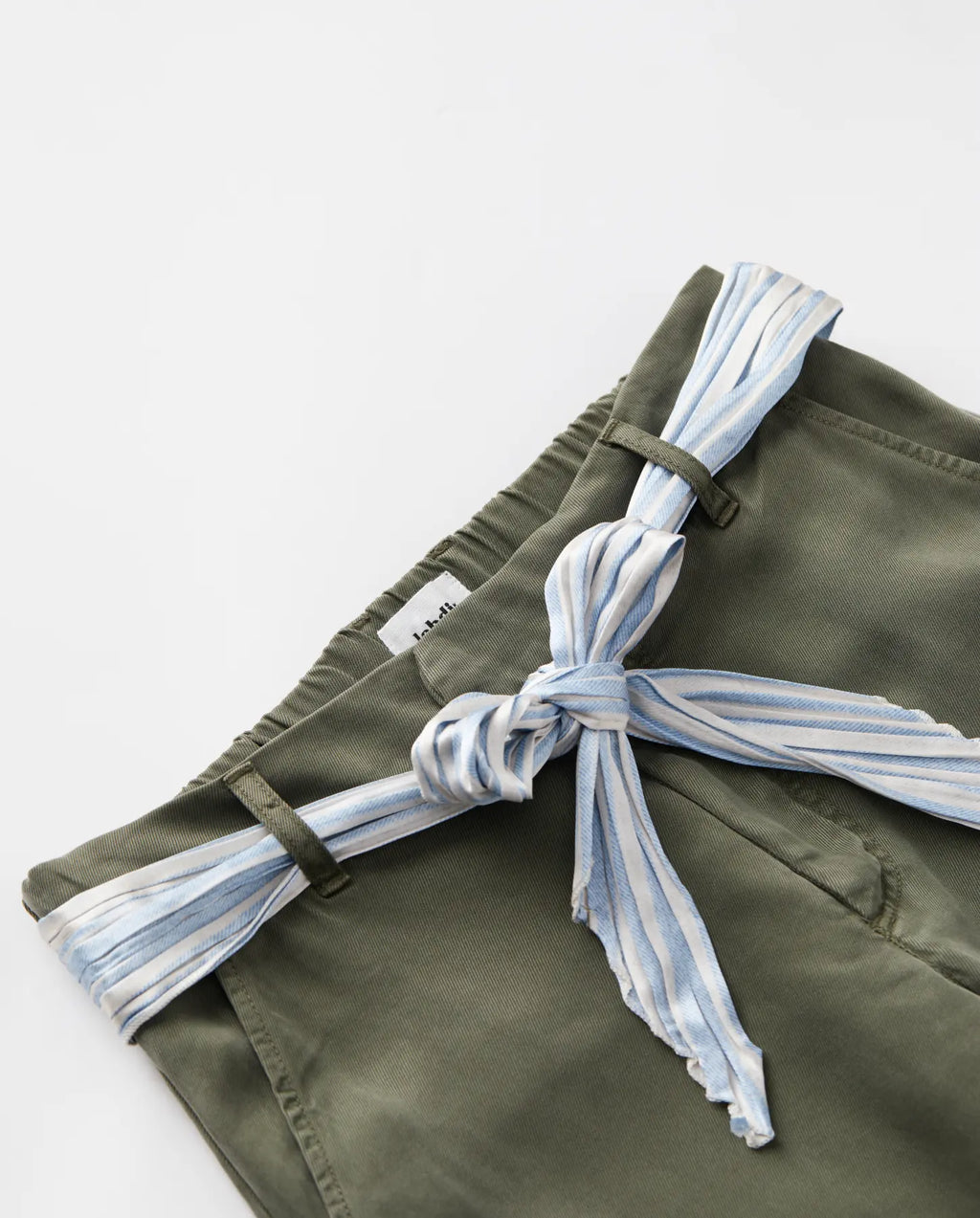 Pantalon femme en tissu Tencel kaki, coupe droite ajustée avec ceinture nouée en tissu rayé bleu clair et blanc, style décontracté et confortable.