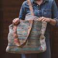 Bolso tote de doble cara con tejido manual