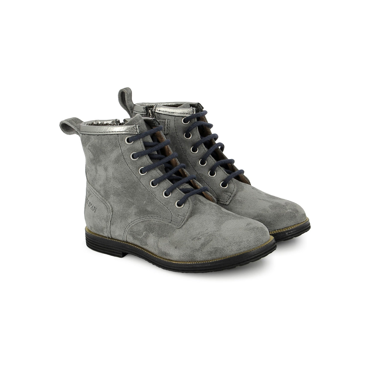 Pom d'Api – Pom D'Api - Trip Hi Lace - Gris, ein Paar graue Wildleder-Stiefeletten mit schwarzen Schnürsenkeln, Vorderansicht