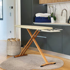 Table à repasser TAIGA en bois massif 130x47 cm hauteur réglable jusqu’à 95 cm avec repose-fer et support centrale vapeur