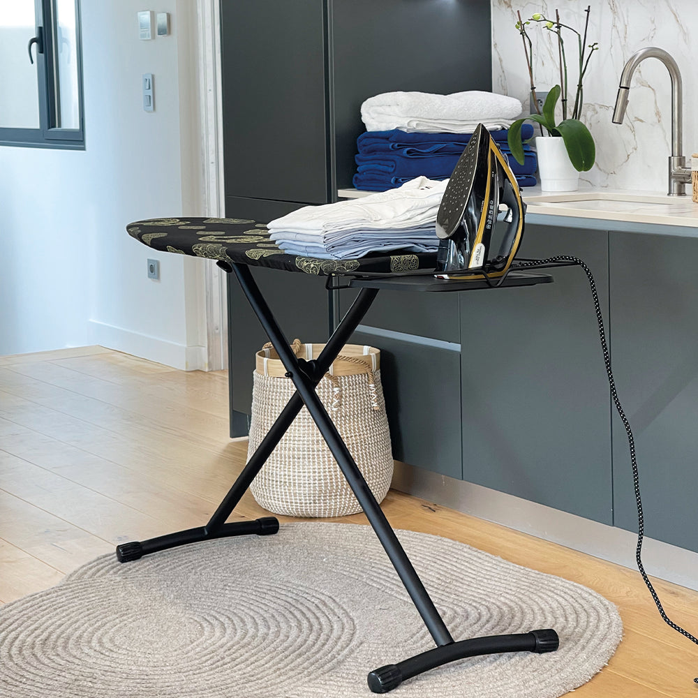 Table à repasser pliable UTAH en acier 125x41 cm avec repose fer et support centrale vapeur, housse coton, hauteur réglable, stable et pratique