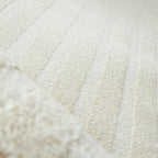 Alfombra con motivos en relieve color crema de Nazar rugs