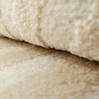 Alfombra con motivos en relieve color crema de Nazar rugs