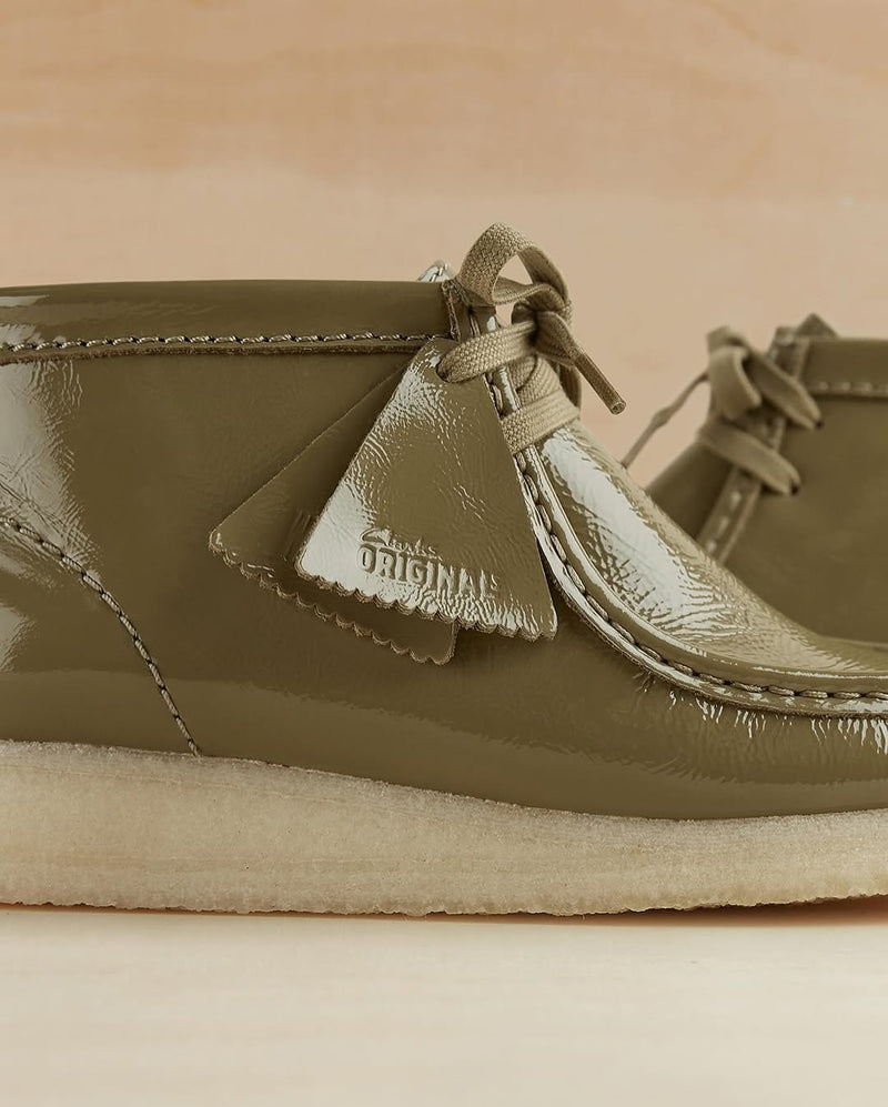 Botas Wallabee - Patente oliva oscuro - Mujer