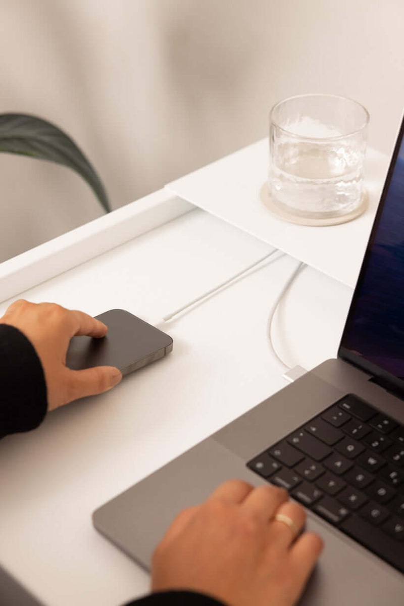 Schreibtisch DONNA mit Laptop and stylish design, perfect for modern designs and optimal functionality.