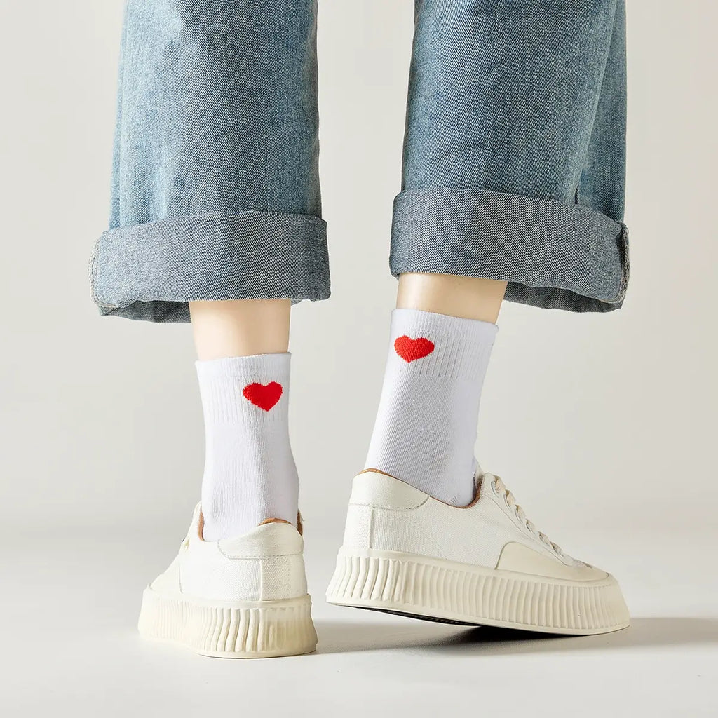 Chaussette haute unie avec cœur rouge brodé au talon.