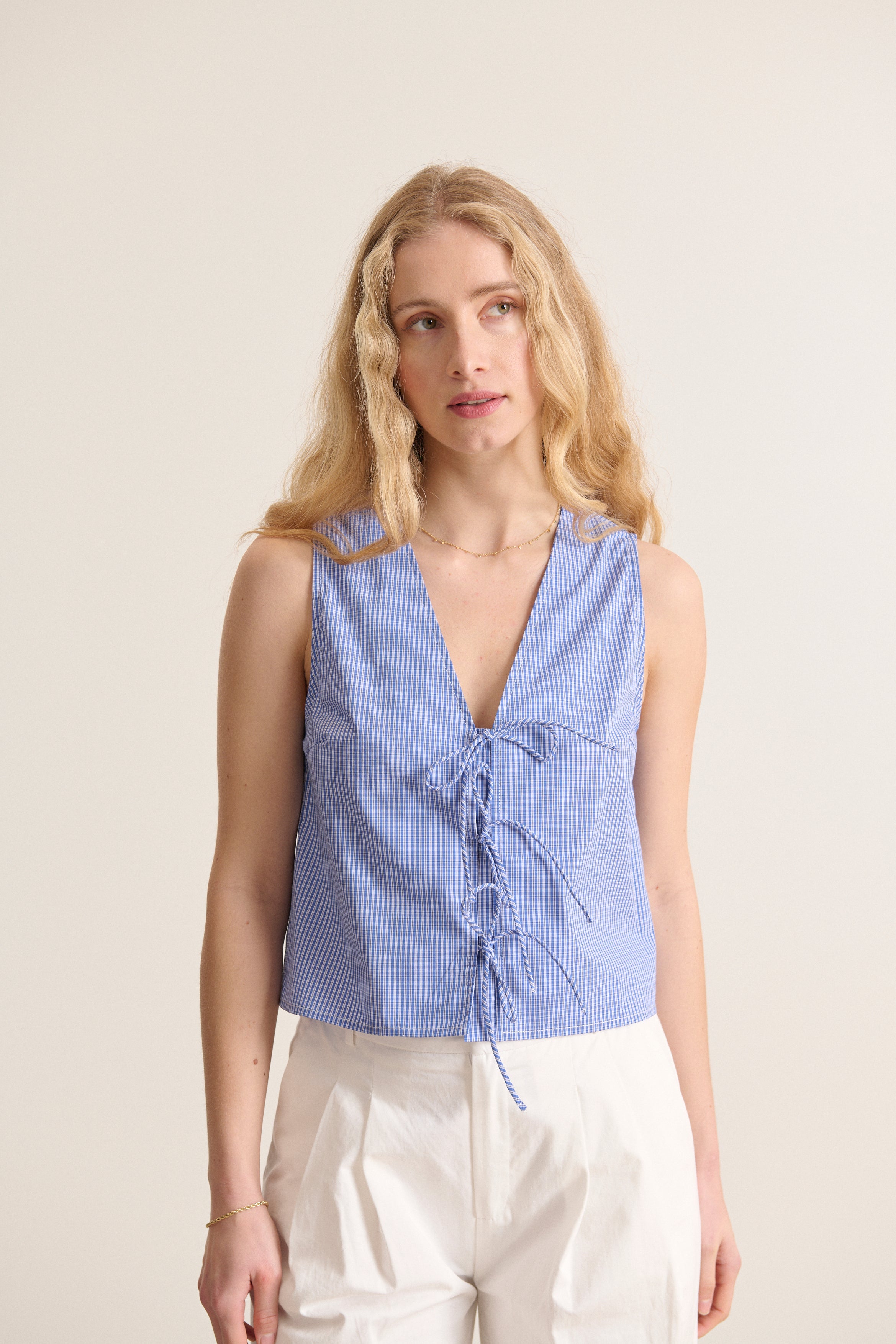 Top  à nouer devant avec tissu imprimé à carreaux blouse sans manches collection printemps été 2025 vestiaire femme  