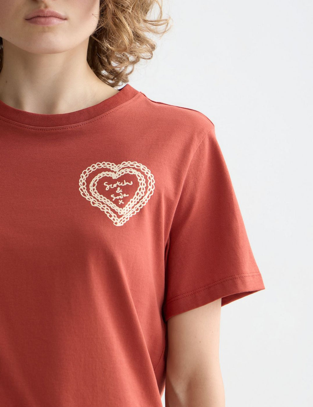 T-Shirt im Regular Fit mit Brust-Print - Ketchup