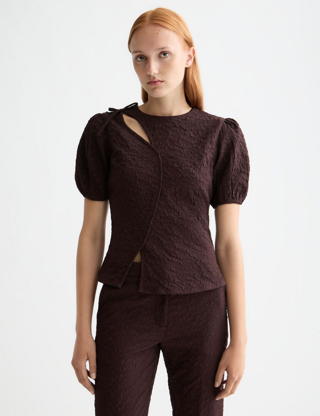 Strukturerad topp med puffärmar - Chocolate Plum