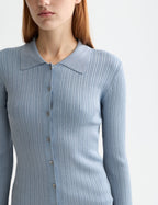 Figurnära ribbstickad kofta med metallicglans - Metallic denimblå