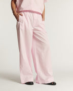 Pantalon large en popeline légère rose pâle, coupe droite et fluide, en coton, offrant un tombé décontracté et confortable pour femme.