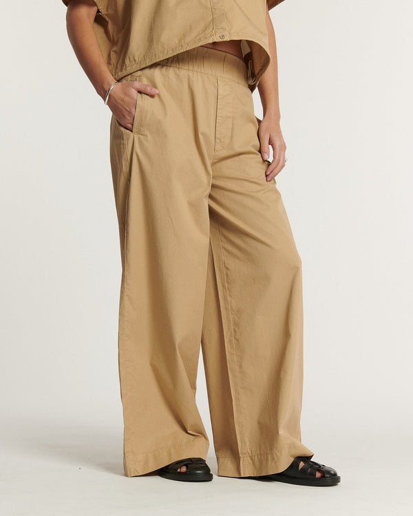 Wide pants in praline-colored poplin, light and fluid material, relaxed cut with elastic waist, perfect for a feminine and comfortable summer style.