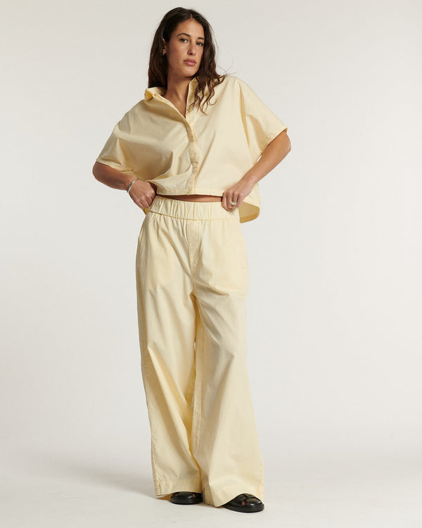 Wide vanilla poplin pants, straight cut with elastic waist, in light cotton, ideal for a comfortable and elegant summer women's outfit.