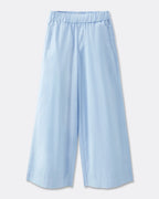 Pantalon large pour femme en popeline légère bleu clair, coupe fluide avec taille élastique confortable, idéal pour un style d’été décontracté.