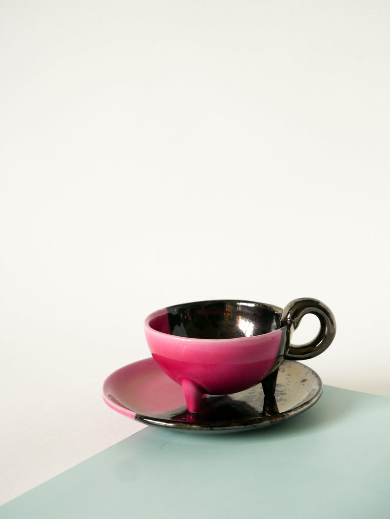 Duo De Tasses Tripodes Et Soucoupes Vallauris En Céramique Bicolore - Rose Et Noir Irisé - 1970