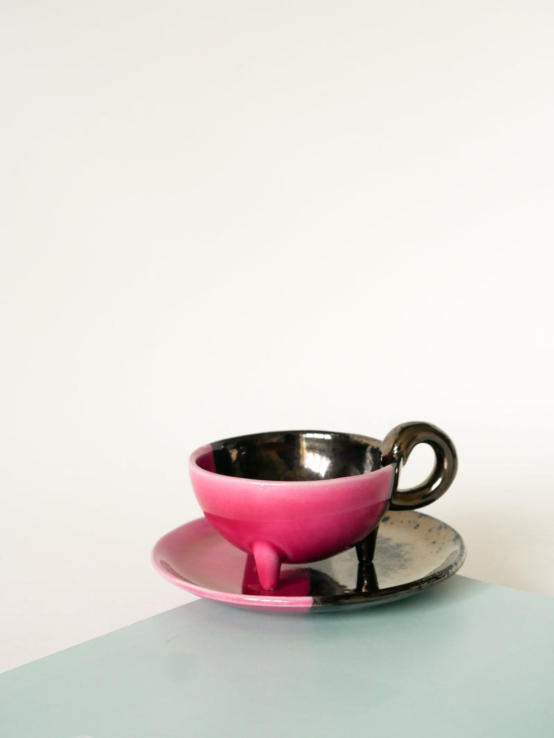 Duo De Tasses Tripodes Et Soucoupes Vallauris En Céramique Bicolore - Rose Et Noir Irisé - 1970