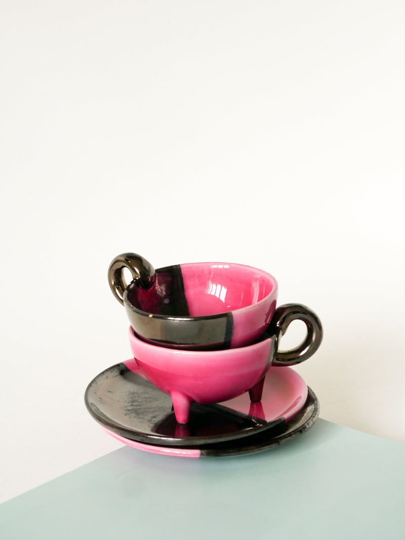 Duo De Tasses Tripodes Et Soucoupes Vallauris En Céramique Bicolore - Rose Et Noir Irisé - 1970