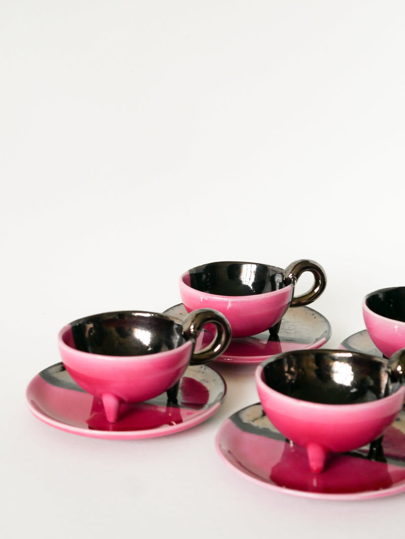 Duo De Tasses Tripodes Et Soucoupes Vallauris En Céramique Bicolore - Rose Et Noir Irisé - 1970