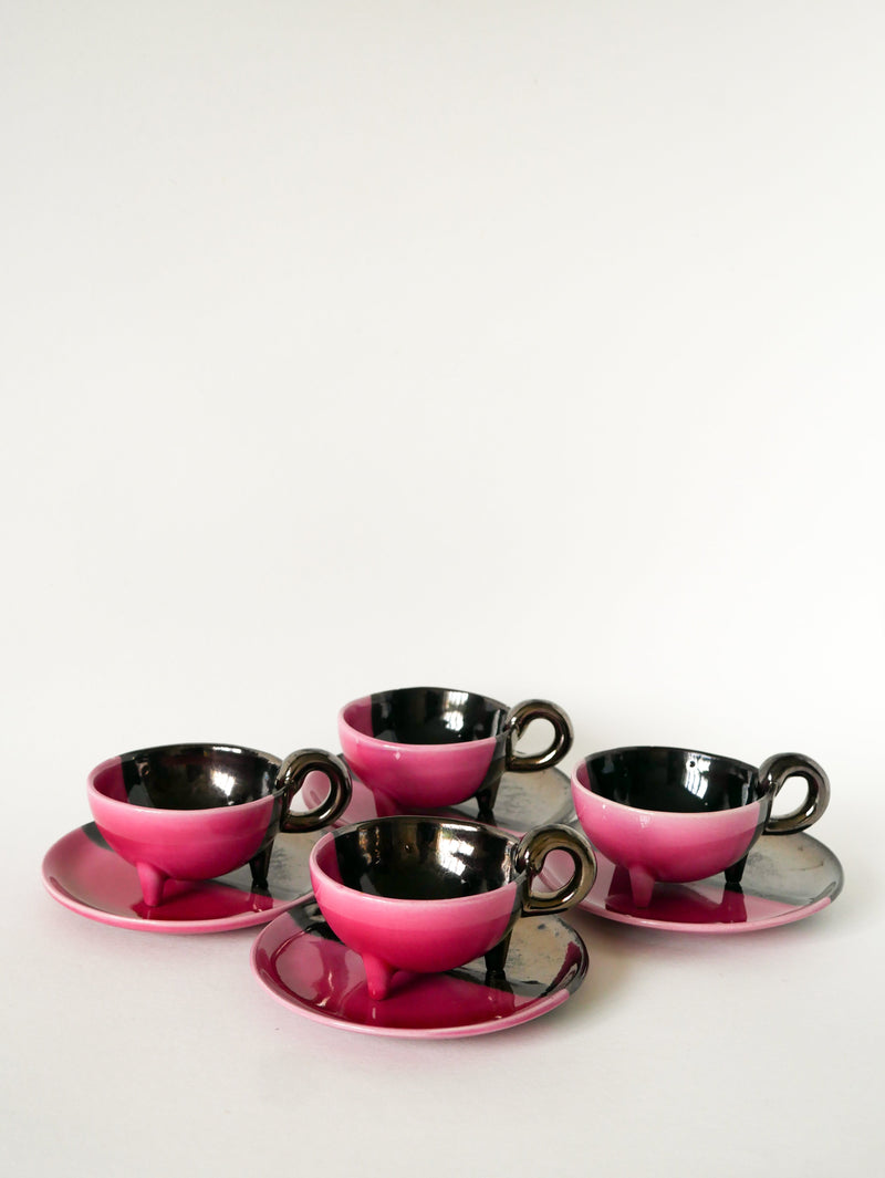 Duo De Tasses Tripodes Et Soucoupes Vallauris En Céramique Bicolore - Rose Et Noir Irisé - 1970