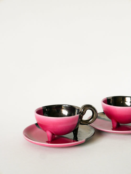 Duo De Tasses Tripodes Et Soucoupes Vallauris En Céramique Bicolore - Rose Et Noir Irisé - 1970