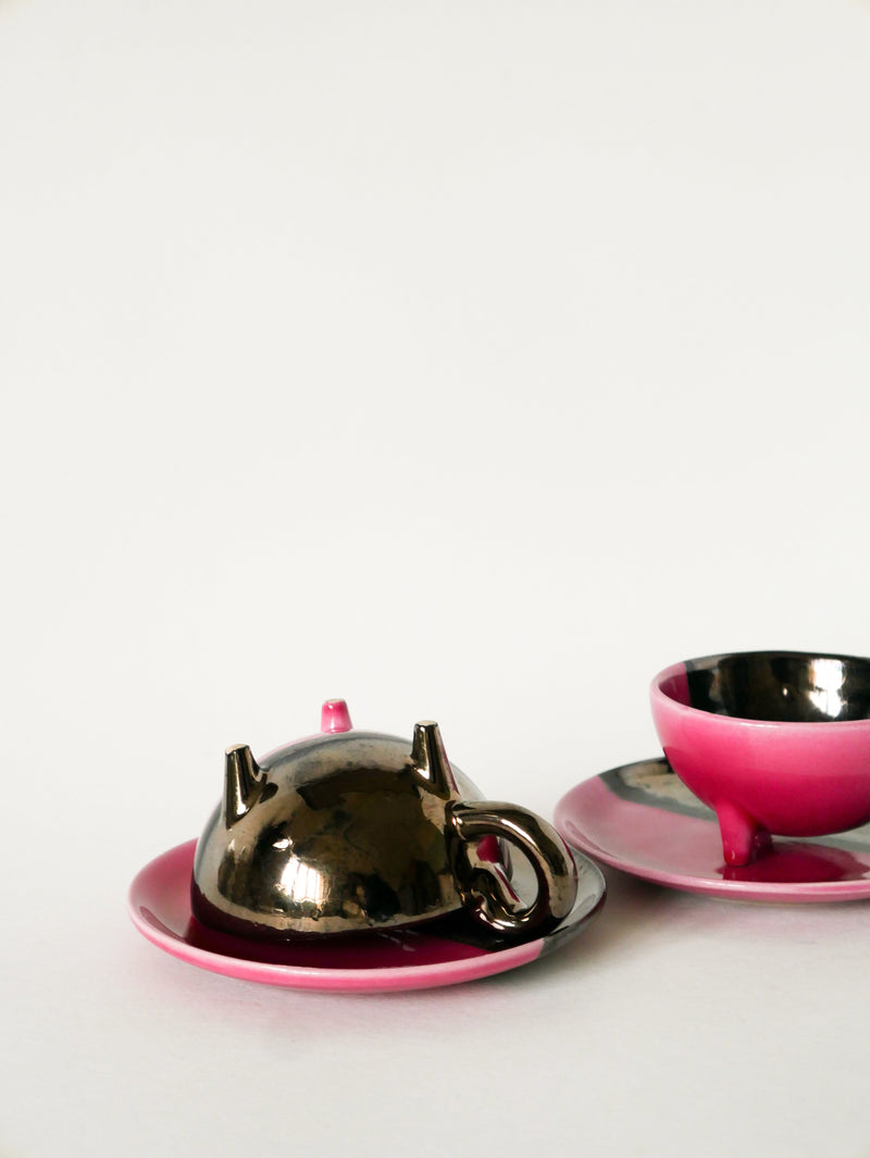 Duo De Tasses Tripodes Et Soucoupes Vallauris En Céramique Bicolore - Rose Et Noir Irisé - 1970