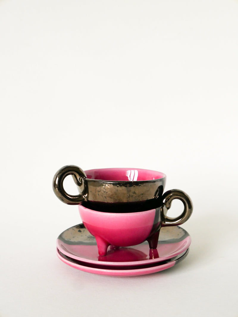 Duo De Tasses Tripodes Et Soucoupes Vallauris En Céramique Bicolore - Rose Et Noir Irisé - 1970