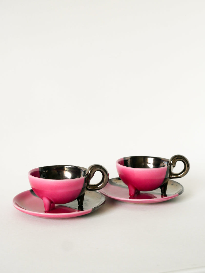 Duo De Tasses Tripodes Et Soucoupes Vallauris En Céramique Bicolore - Rose Et Noir Irisé - 1970