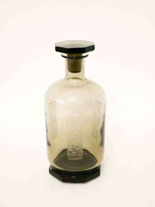 Carafe En Verre Fumé Avec Bouchon - À Motifs Géométriques Gravés - Art Déco - 1930