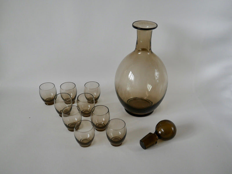 Ensemble Composé D'Une Carafe Et De De 9 Verres À Liqueur Design En Verre Fumé Art Déco - Années 30