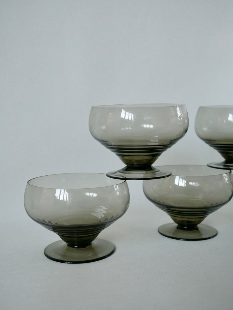 Ensemble De 5 Coupes À Champagne Design Art Déco En Verre Fumé - Années 30-40