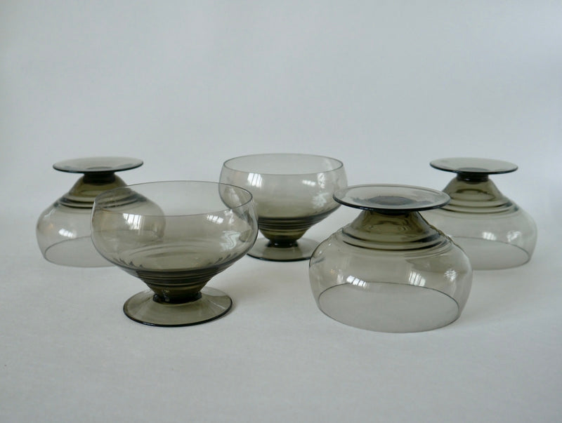 Ensemble De 5 Coupes À Champagne Design Art Déco En Verre Fumé - Années 30-40