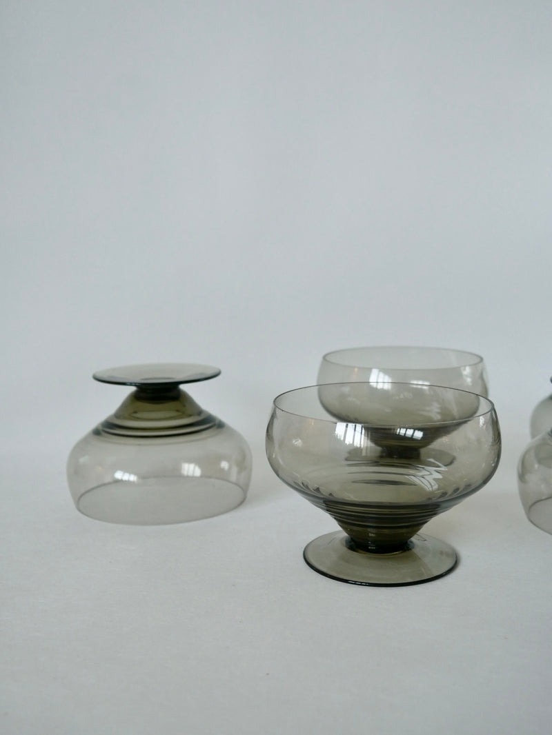 Ensemble De 5 Coupes À Champagne Design Art Déco En Verre Fumé - Années 30-40