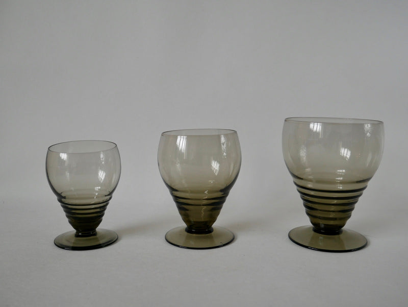 Ensemble De 7 Grands Verres À Vin Design Art Déco En Verre Fumé - Années 30-40