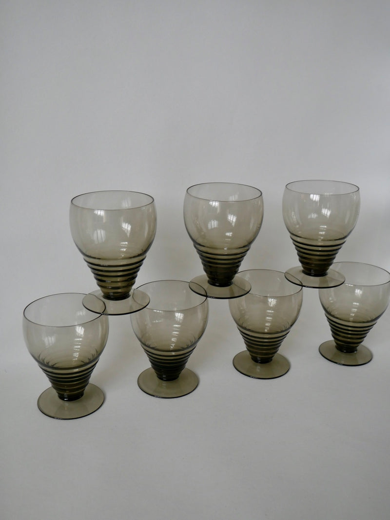 Ensemble De 7 Grands Verres À Vin Design Art Déco En Verre Fumé - Années 30-40