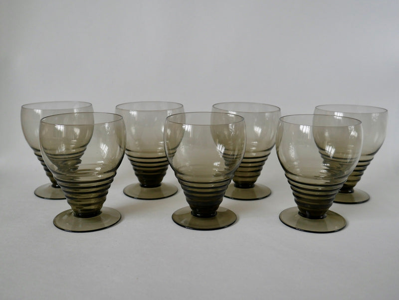 Ensemble De 7 Grands Verres À Vin Design Art Déco En Verre Fumé - Années 30-40