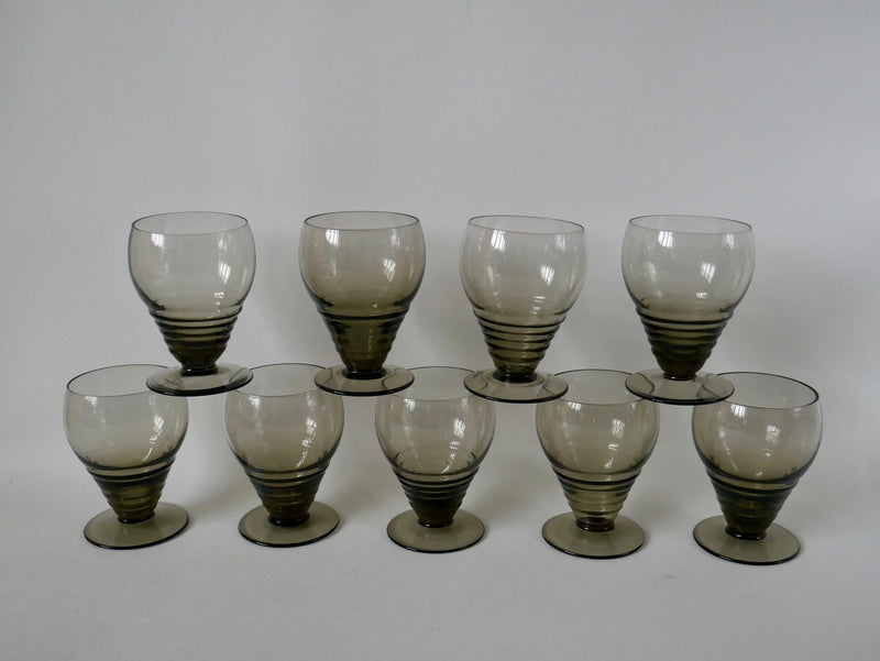 Ensemble De 9 Petits Verres À Liqueur Design Art Déco En Verre Fumé - Années 30-40