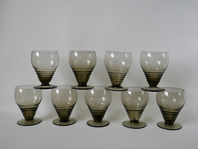 Ensemble De 9 Petits Verres À Liqueur Design Art Déco En Verre Fumé - Années 30-40