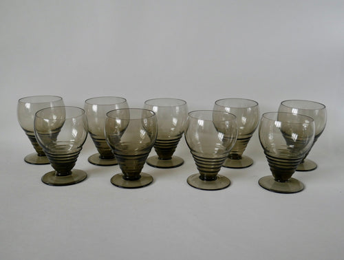 Ensemble De 9 Petits Verres À Liqueur Design Art Déco En Verre Fumé - Années 30-40