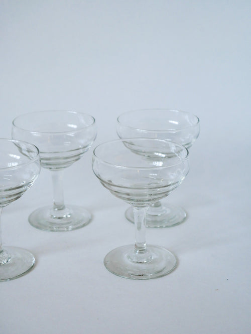 Ensemble De 5 Coupes À Champagne En Verre Moulé - 1950