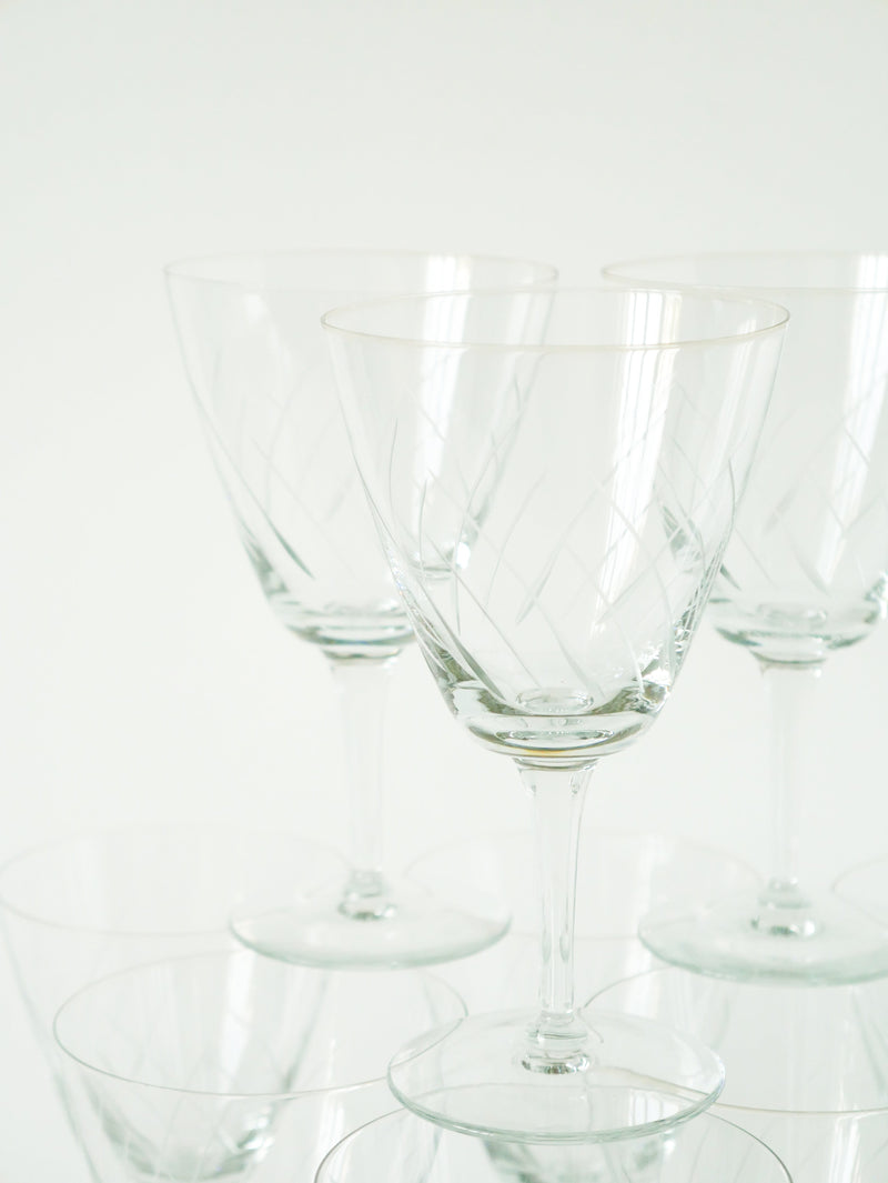 Lot De 9 Verres À Vin En Cristal Gravé - 1960