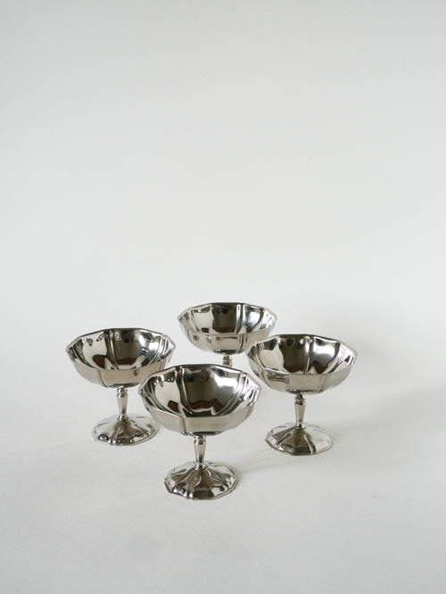 Ensemble De 4 Coupes En Inox Travaillées À Pieds Fin, 1970 - 8 X 9 Cm