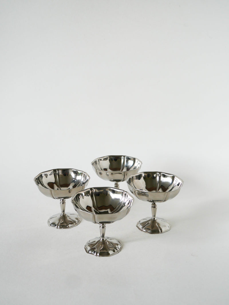 Ensemble De 4 Coupes En Inox Travaillées À Pieds Fin, 1970 - 8 X 9 Cm